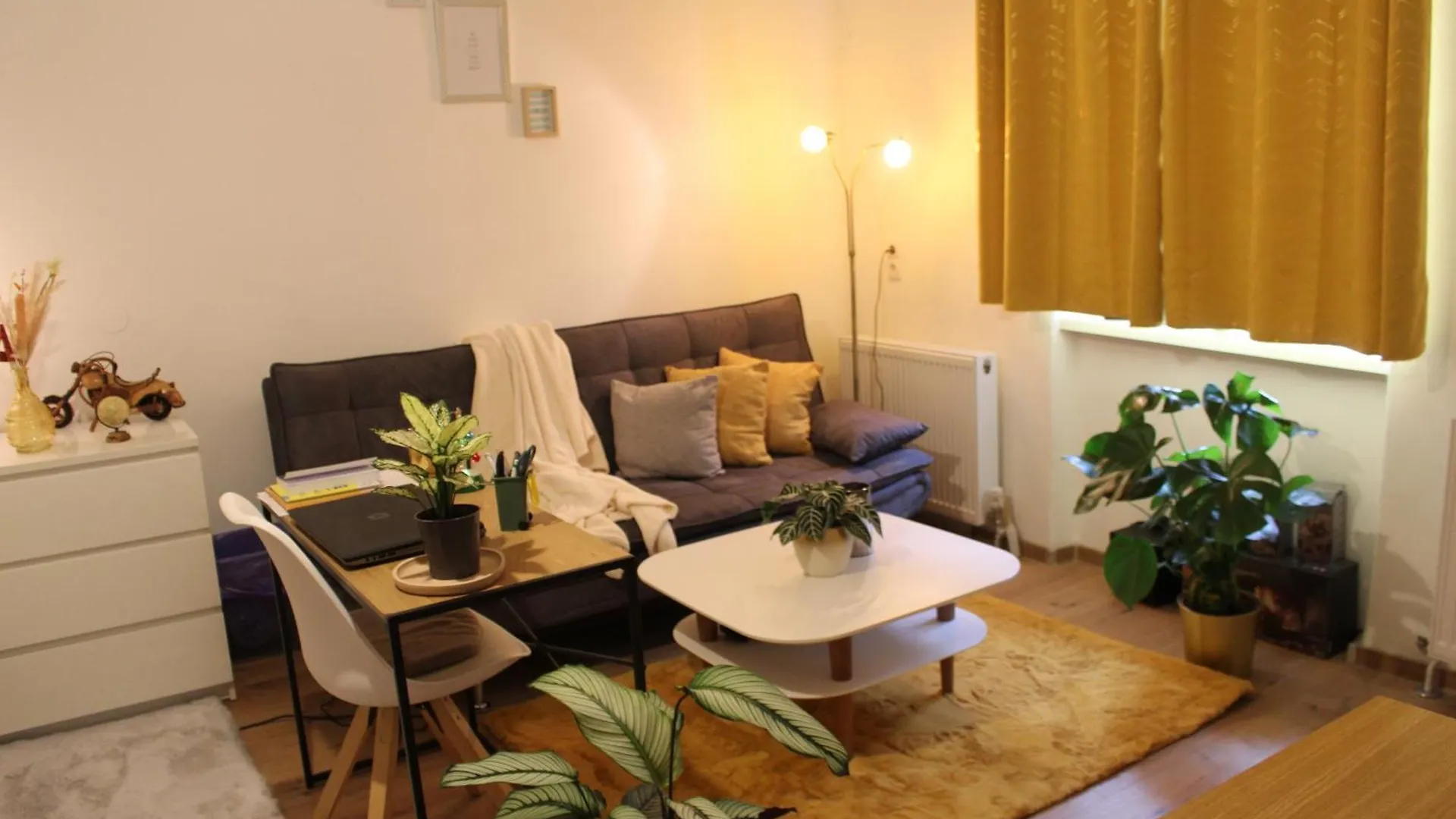 Colorful Room City Apartment Salzburg