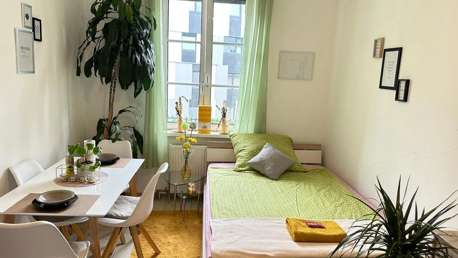 Colorful Room City Apartment Salzburg